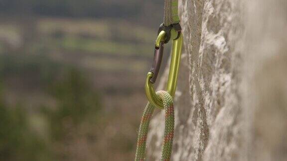 近处DOF:适合女人的顶级绳索环她的绳子到一个安全钩