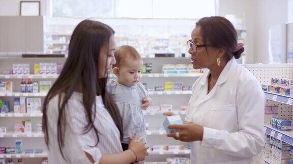 药剂师帮助带女婴的妇女选择药物