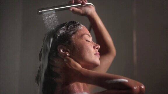 在淋浴下洗头的女人