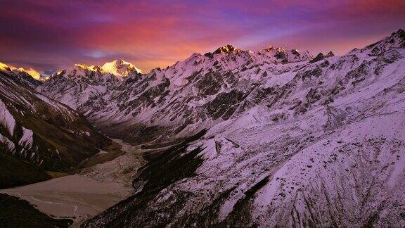 尼泊尔朗塘喜马拉雅山脉上充满活力的日落