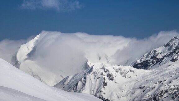 时间流逝的云移动雪山高山景观