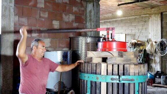 意大利南部自制葡萄酒:酿酒师压榨葡萄