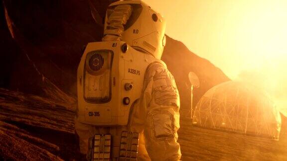 下面是火星宇航员走向他的基地研究站的照片不久的将来首次载人火星任务技术的进步带来了太空探索和殖民