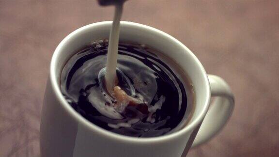 奶油溅到咖啡杯里慢动作