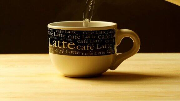 将水倒进咖啡杯
