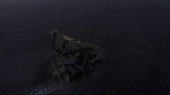 无人机向下倾斜拍摄冰岛的海柱和沙质地平线