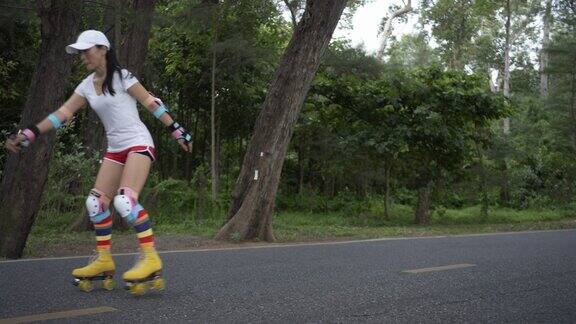 积极的生活方式亚洲女性轮滑或轮滑