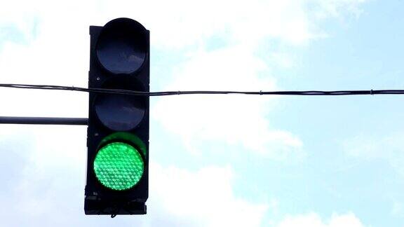 红绿灯映着天空的时间圈