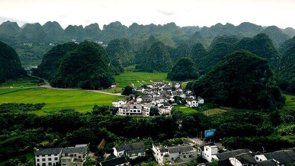 喀斯特山峰森林(万峰林)的村庄和稻田贵州中国