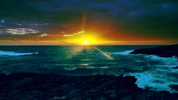 彩色日落在波浪的海洋