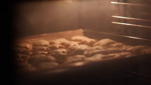 4K时间流逝视频饼干烤在烤箱