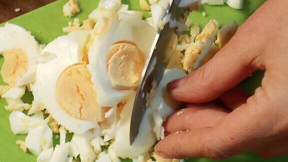 女孩用刀切鸡蛋