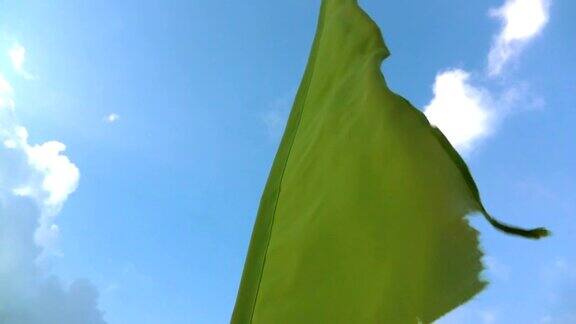 绿色织物旗迎风飘扬的慢动作