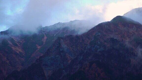 4k实时:秋季日本长野上高知山上的雾流动