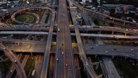 俯视图:道路美丽的鸟瞰图繁忙的十字路口交通堵塞泰国