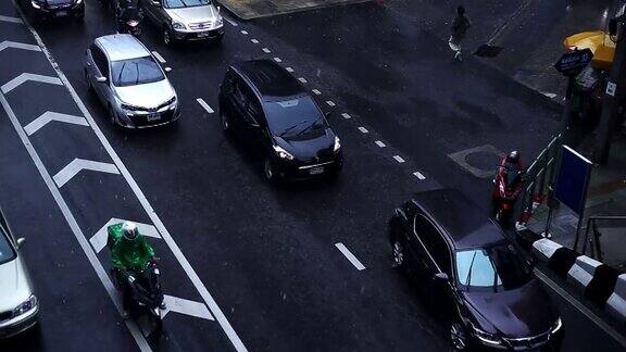 由于下雨高峰时间交通堵塞很多汽车