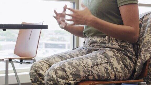 女士兵在治疗期间讨论一些事情