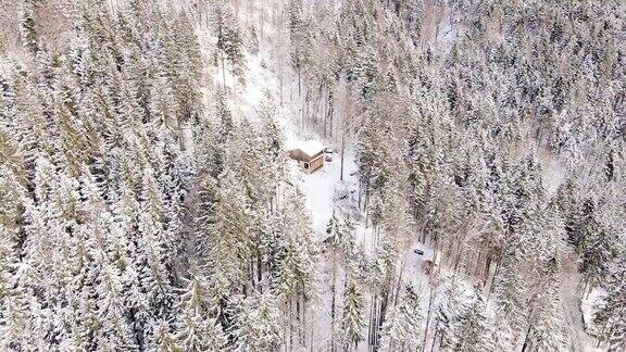山中森林中的小木屋冬季雪景阿尔卑斯山德国无人机航拍视频