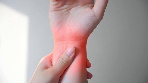 手与关节炎的特写触摸他的疼痛的手腕有风湿病