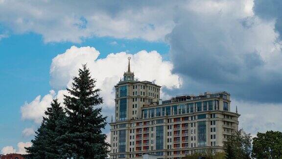 时光流逝云朵在莫斯科摩天大楼上空盘旋