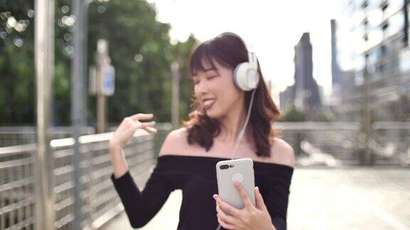 年轻的亚洲女人听音乐