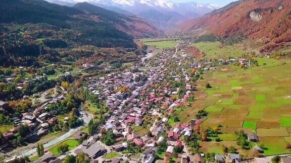 在丘陵地形上鸟瞰村庄或城市的景色Mestia结算Svaneti