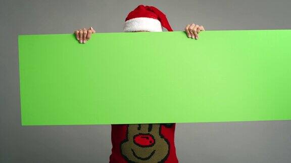 女人指着有拷贝空间的圣诞绿屏横幅