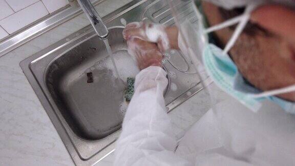外科医生手术前应洗手并用肥皂消毒医院外科概念
