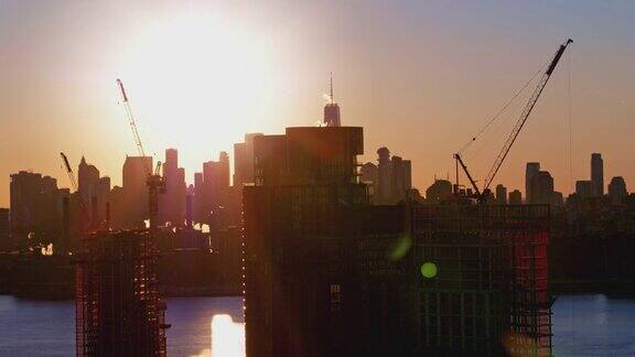 布鲁克林滨水区新建住宅楼日落时分可以看到曼哈顿下城的和自由塔的美景航拍视频与平移摄像机运动