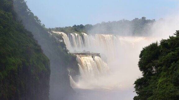 世界闻名的伊瓜苏瀑布位于巴西和阿根廷的边境