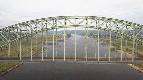 荷兰莱茵河上的阿纳姆铁路桥的天线