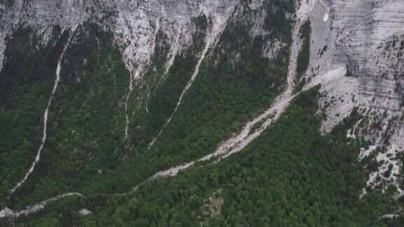 在一个多云的日子里阿尔巴尼亚的忒斯在阿尔卑斯山脉的斜坡上的绿色草地