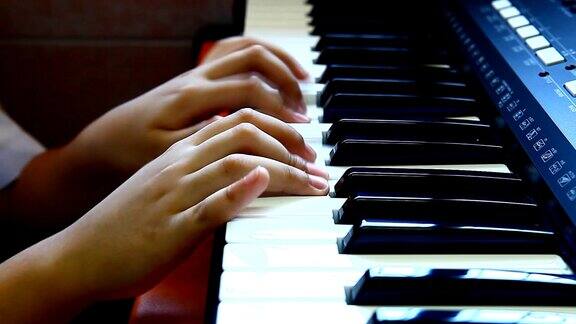 男孩弹钢琴