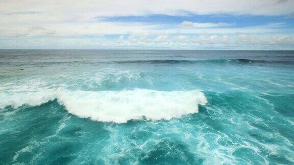 大西洋的波浪和泡沫