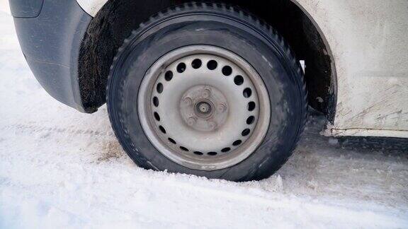 冬天路上的汽车车轮