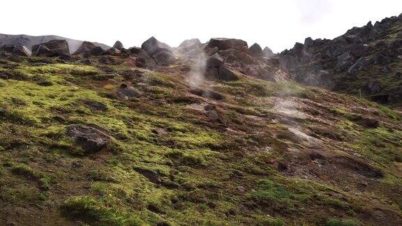 冰岛的火山活动景观与青蛙冰川山丘和绿色苔藓在Fimmvorduhals步道附近的Landmannalaugar夏季阳光明媚的一天冰岛