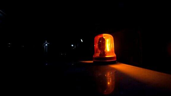 夜间消防车辆顶部的黄色警示灯