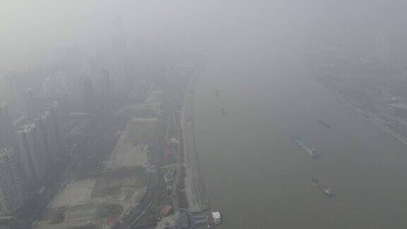 城市在严重的雾霾和空气污染建筑物和道路在白天的雾