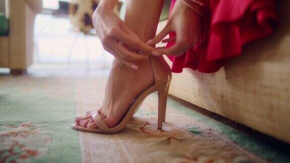 女人穿着优雅的鞋子靠近腿和红裙子