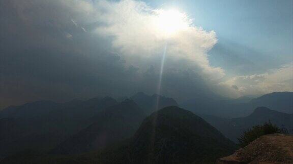 阳光穿过土耳其山区的乌云出现的时间间隔