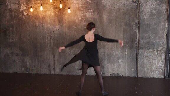 古典芭蕾舞女演员正在自己做旋转动作
