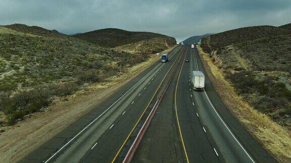 无人机在德克萨斯州西部州际公路上跟踪卡车上山
