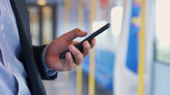 一名商人在地铁列车上用手机视频通话