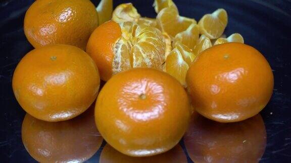 橘子在旋转表面上的特写
