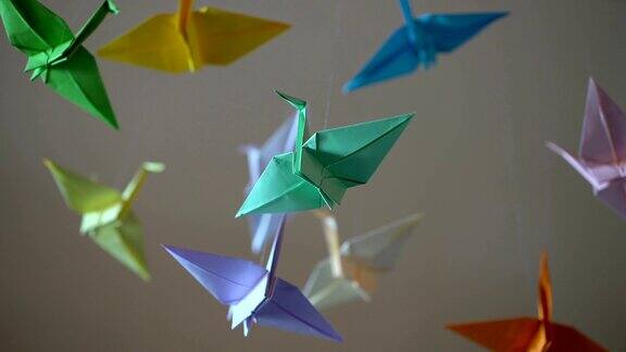 多色的纸鸟悬挂在空中日本折纸艺术爱好