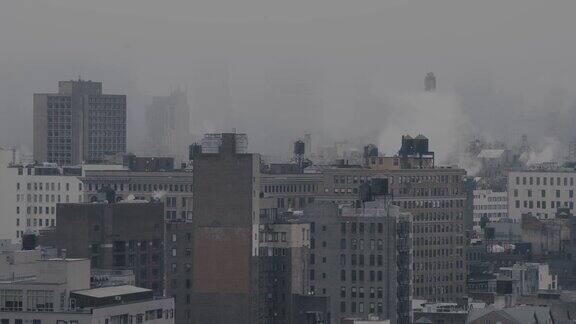 纽约市的现代建筑映衬着天空