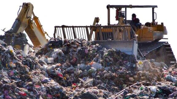 垃圾车在垃圾填埋场运送垃圾鸟在垃圾上空盘旋一个来自亚洲垃圾填埋场的巨大垃圾堆污染全球变暖局部清理清洁生态概念冠状病毒或Covid-19的危机流行