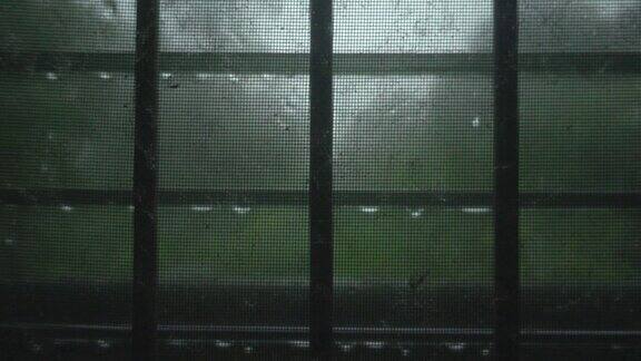 雨落在窗口超级慢镜头