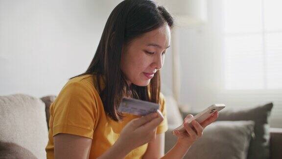 女性用信用卡在智能手机上购物