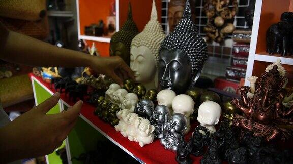 一名女子在泰国的纪念品商店挑选纪念品